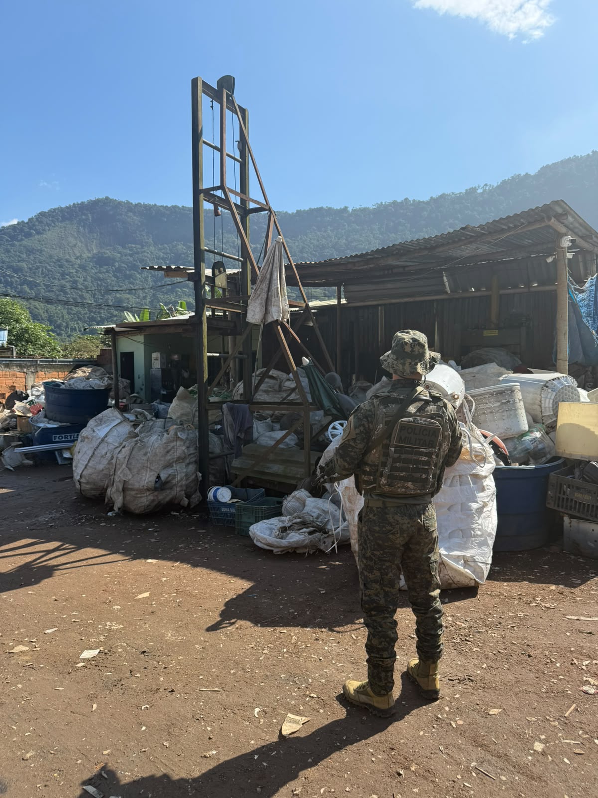 Comando de Polícia Ambiental flagra ferro velho operando de forma irregular em Angra dos Reis 